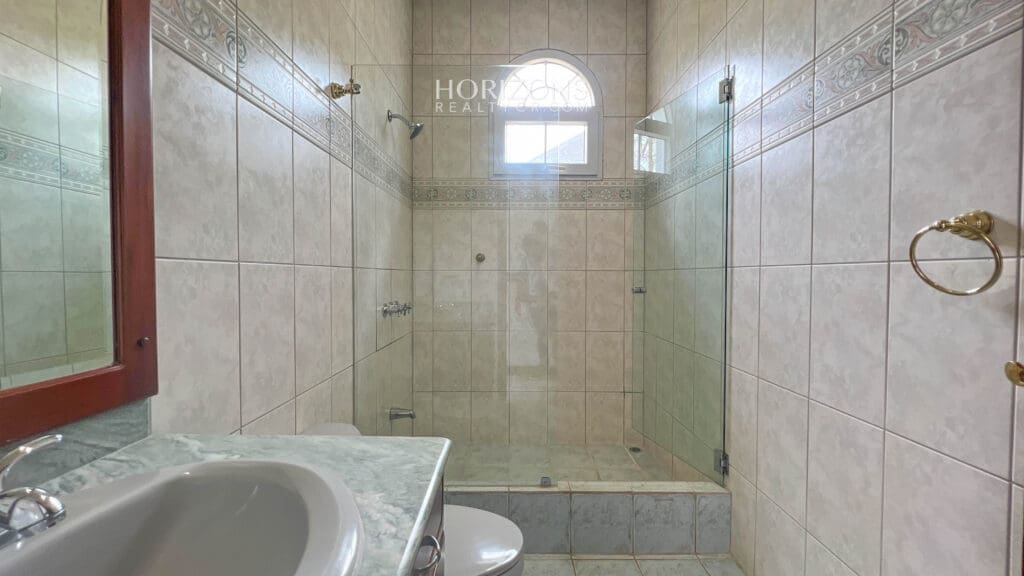 Hermosa Casa Con Piscina y 4 Habitaciones en Hacienda Los Reyes La Guácima njr50