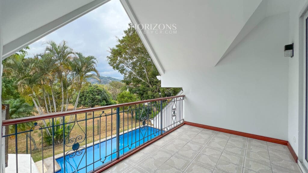 Hermosa Casa Con Piscina y 4 Habitaciones en Hacienda Los Reyes La Guácima njr50