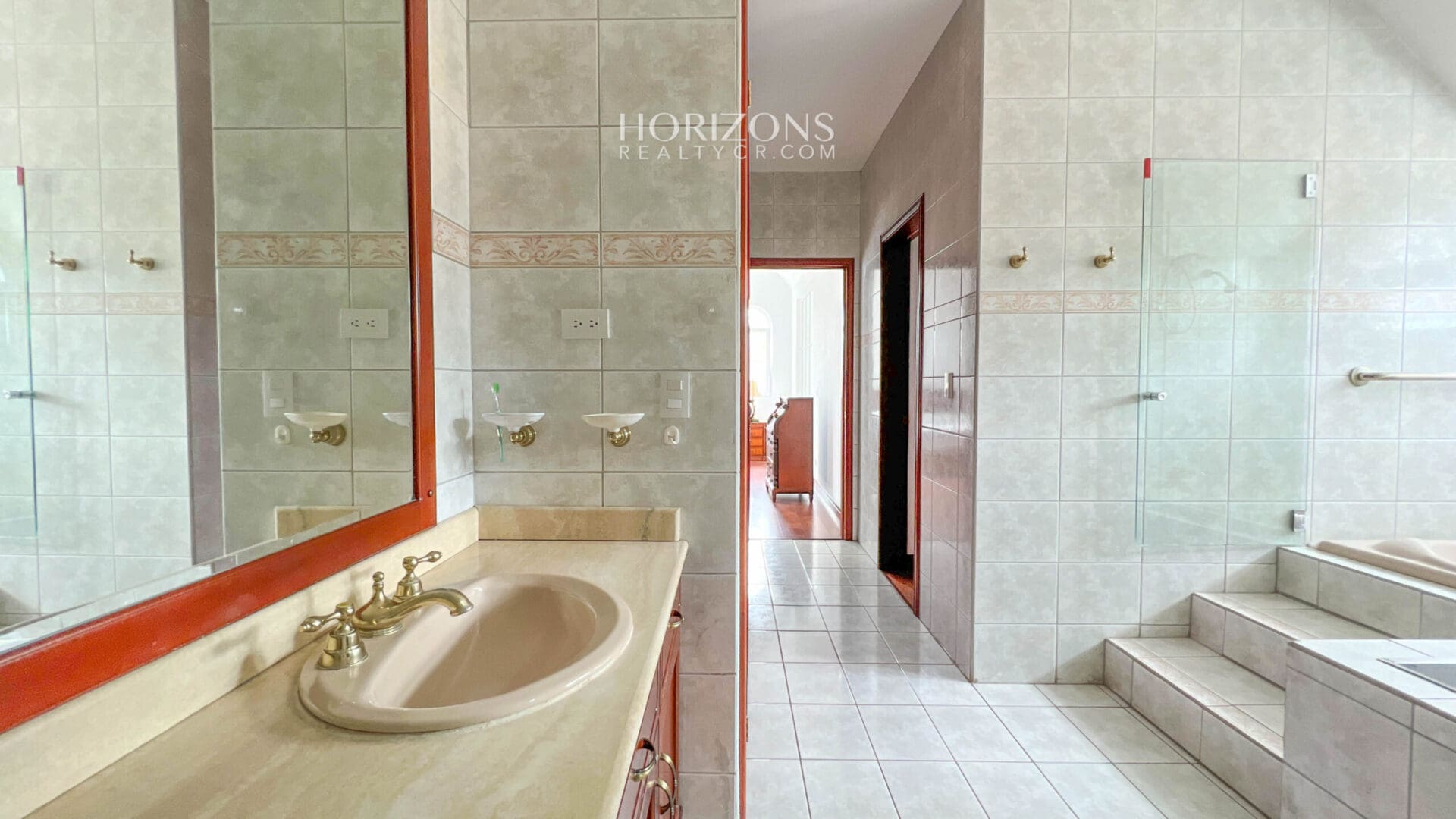 Hermosa Casa Con Piscina y 4 Habitaciones en Hacienda Los Reyes La Guácima njr50