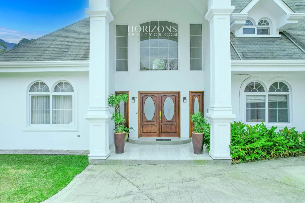 Hermosa Casa Con Piscina y 4 Habitaciones en Hacienda Los Reyes La Guácima njr50