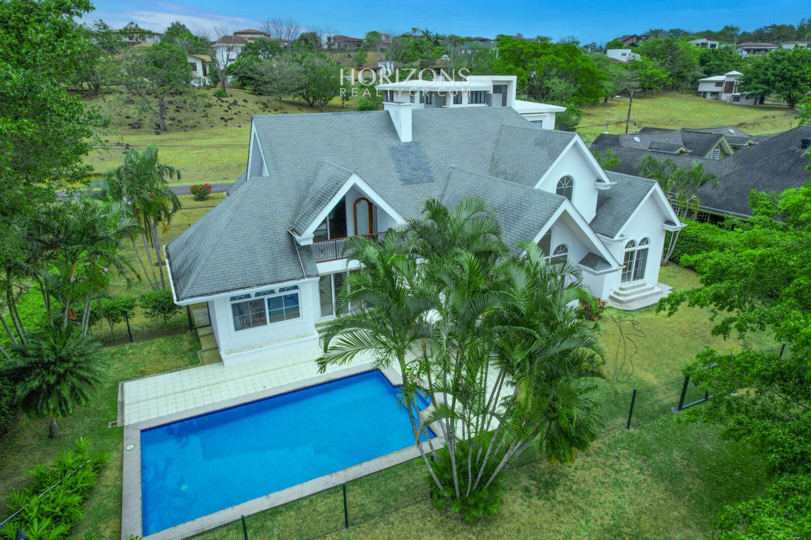 Hermosa Casa Con Piscina y 4 Habitaciones en Hacienda Los Reyes La Guácima njr50