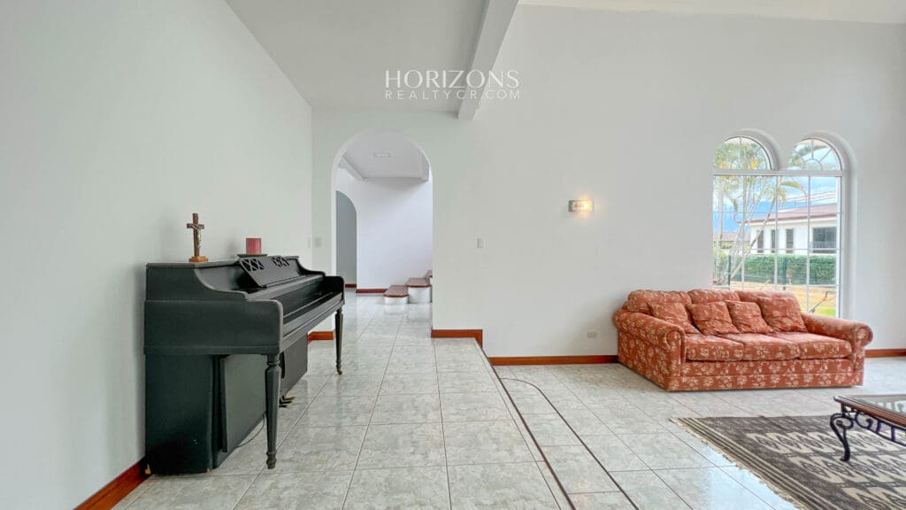 Hermosa Casa Con Piscina y 4 Habitaciones en Hacienda Los Reyes La Guácima njr50