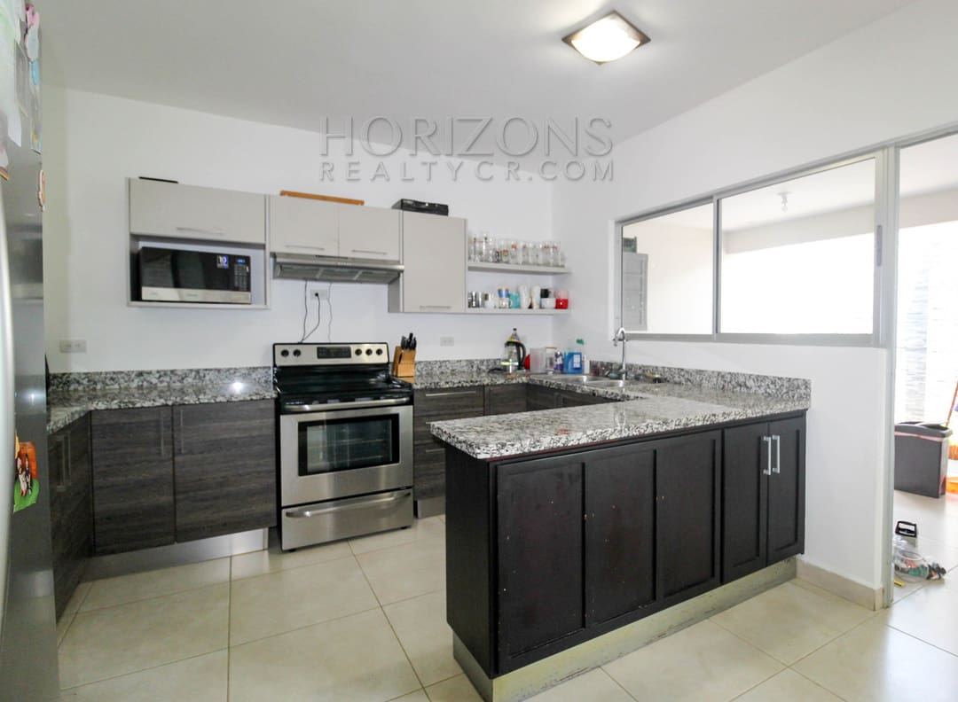 SE VENDE CASA 3 HABITACIONES + OFICINA Y SALA TV  EN CODOMINIO noj945