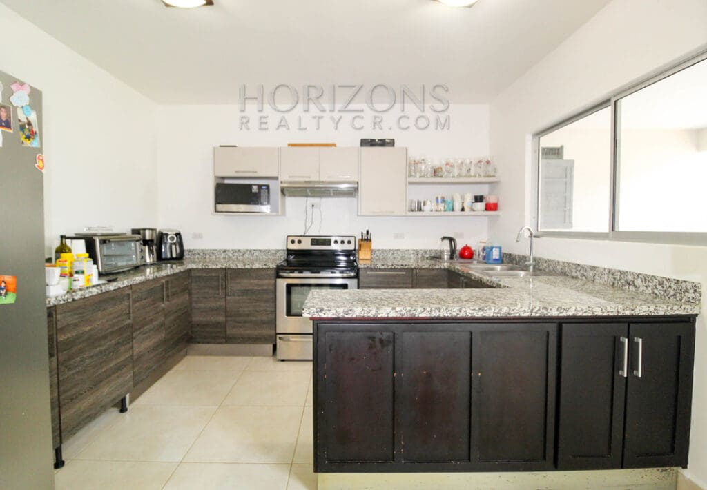 SE VENDE CASA 3 HABITACIONES + OFICINA Y SALA TV  EN CODOMINIO noj945