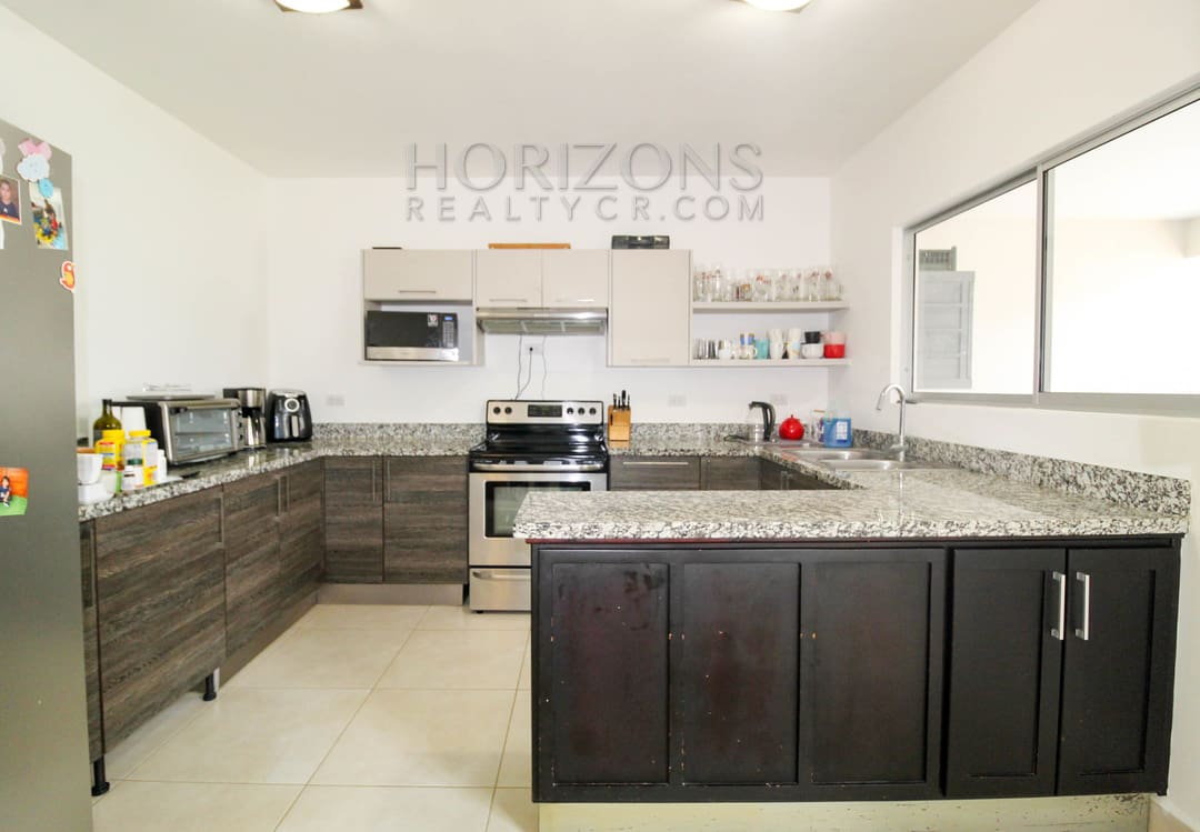 SE VENDE CASA 3 HABITACIONES + OFICINA Y SALA TV  EN CODOMINIO noj945