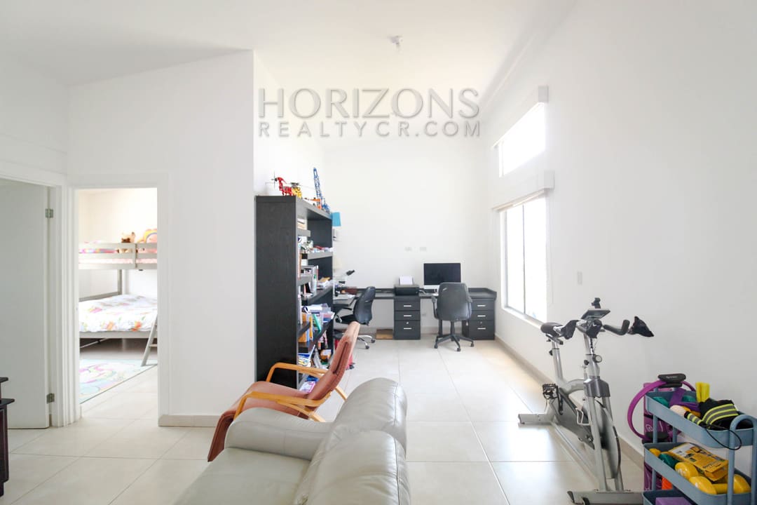 SE VENDE CASA 3 HABITACIONES + OFICINA Y SALA TV  EN CODOMINIO noj945