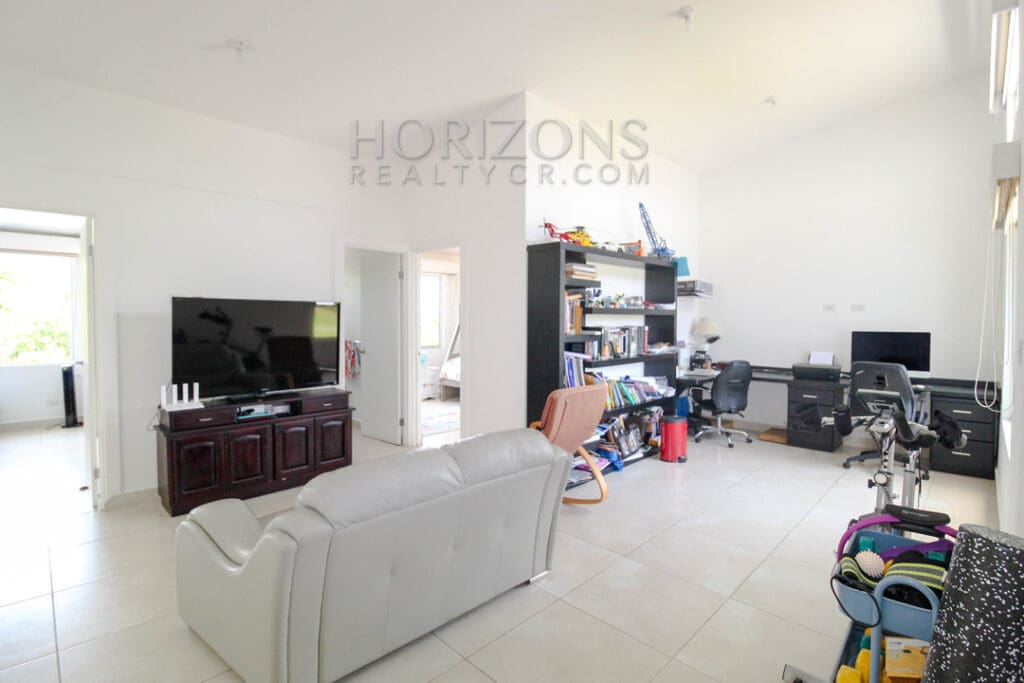 SE VENDE CASA 3 HABITACIONES + OFICINA Y SALA TV  EN CODOMINIO noj945