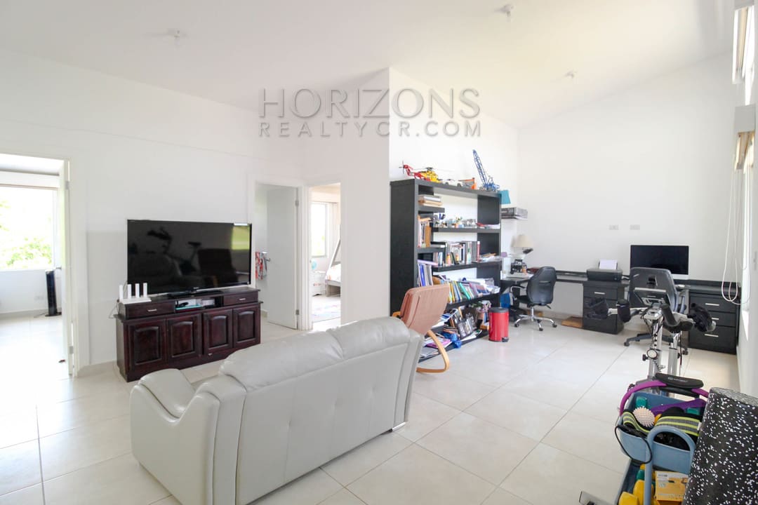 SE VENDE CASA 3 HABITACIONES + OFICINA Y SALA TV  EN CODOMINIO noj945