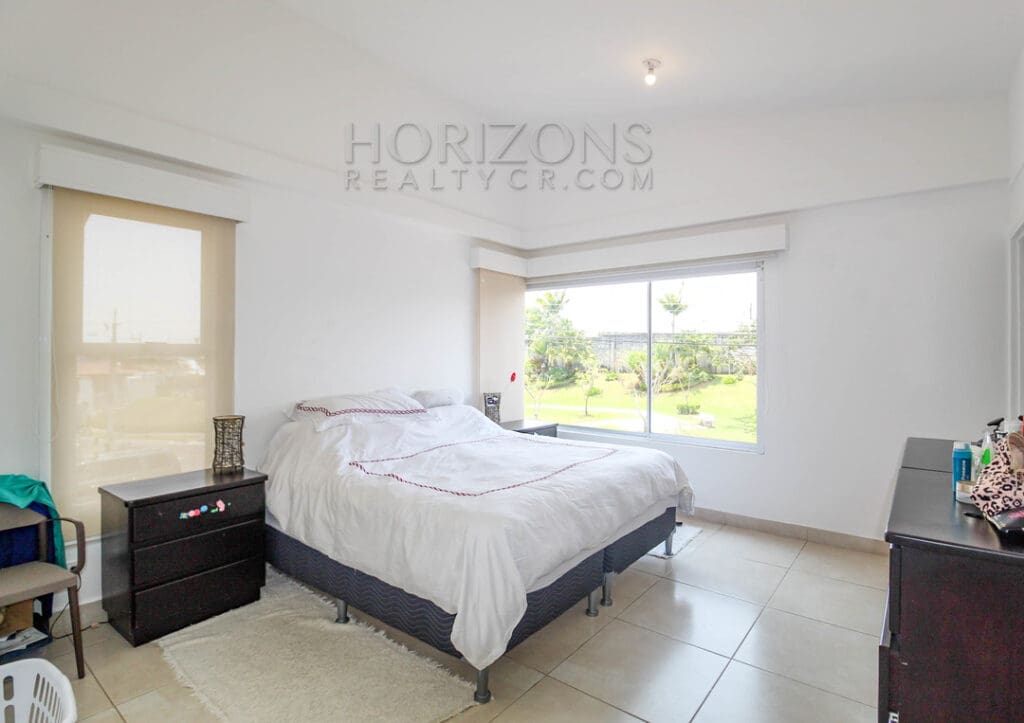 SE VENDE CASA 3 HABITACIONES + OFICINA Y SALA TV  EN CODOMINIO noj945