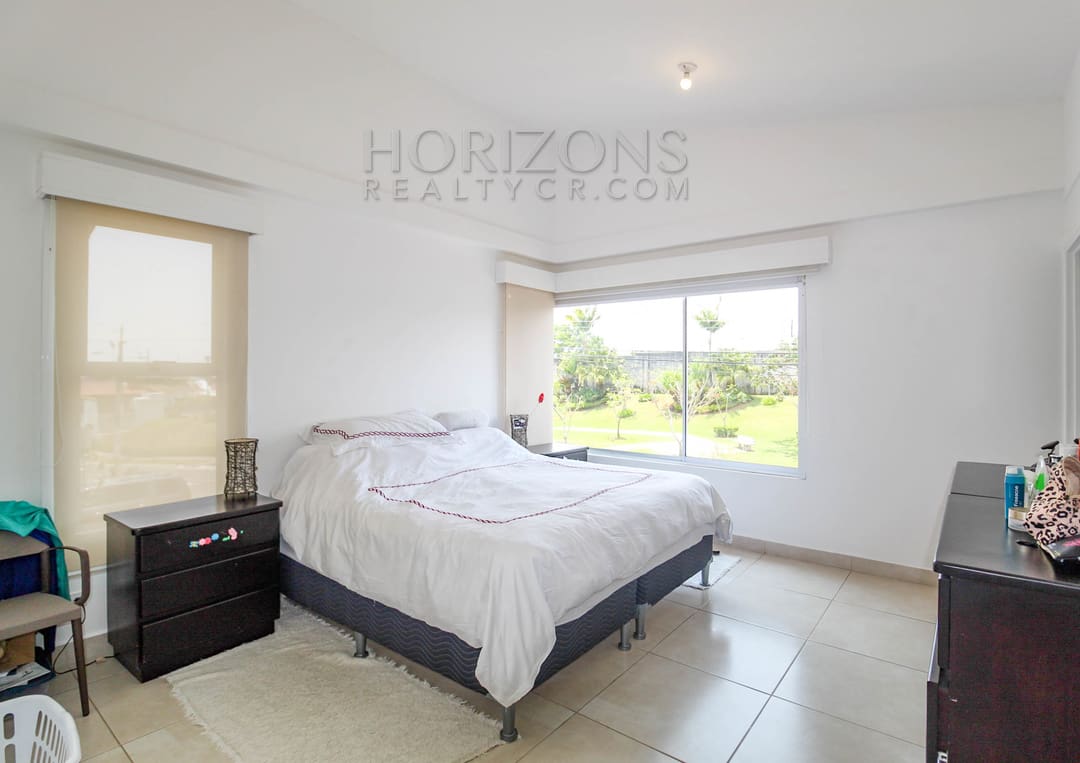 SE VENDE CASA 3 HABITACIONES + OFICINA Y SALA TV  EN CODOMINIO noj945