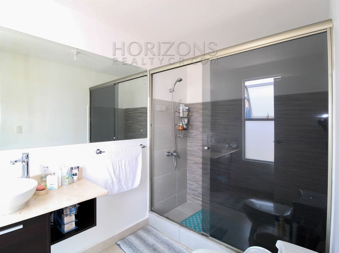 SE VENDE CASA 3 HABITACIONES + OFICINA Y SALA TV  EN CODOMINIO noj945