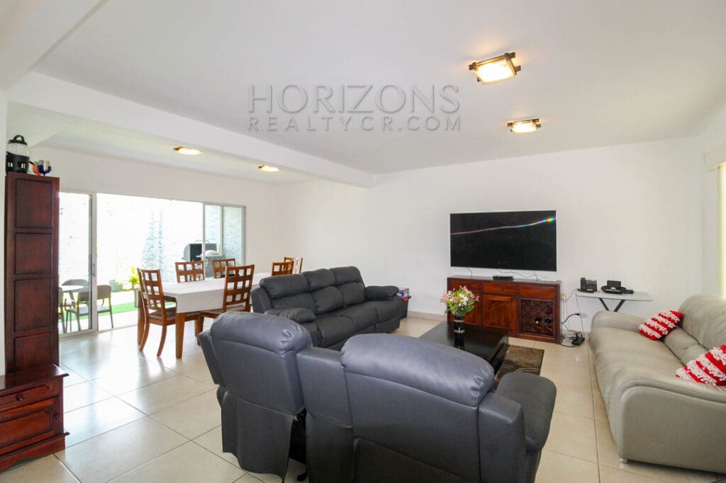 SE VENDE CASA 3 HABITACIONES + OFICINA Y SALA TV  EN CODOMINIO noj945