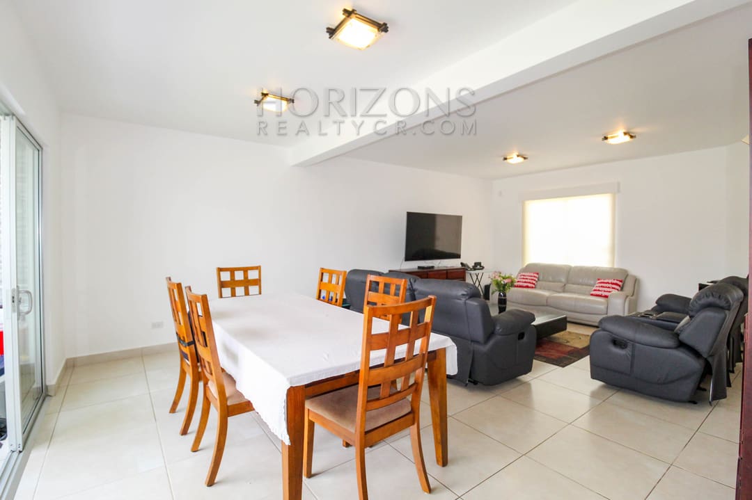 SE VENDE CASA 3 HABITACIONES + OFICINA Y SALA TV  EN CODOMINIO noj945