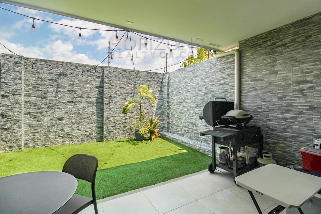 SE VENDE CASA 3 HABITACIONES + OFICINA Y SALA TV  EN CODOMINIO noj945