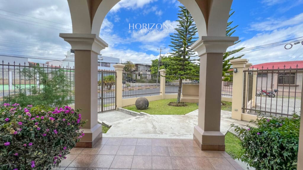 Edificio de Oficinas En Venta a 50 metros del TEC instituto tecnologico Cartago hrc25