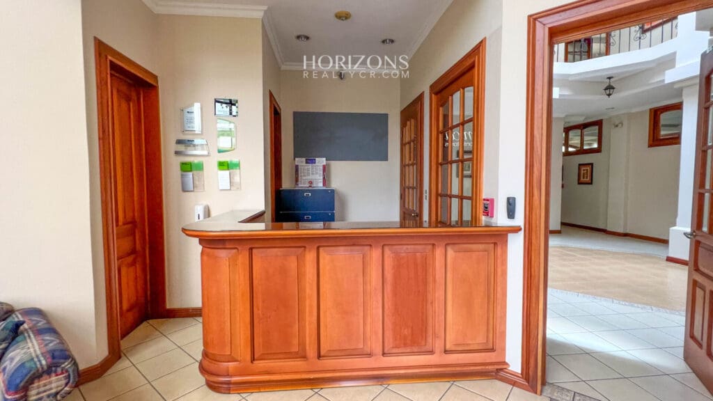 Edificio de Oficinas En Venta a 50 metros del TEC instituto tecnologico Cartago hrc25