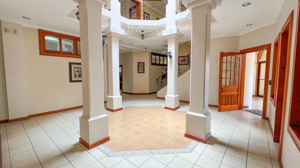 Edificio de Oficinas En Venta a 50 metros del TEC instituto tecnologico Cartago hrc25