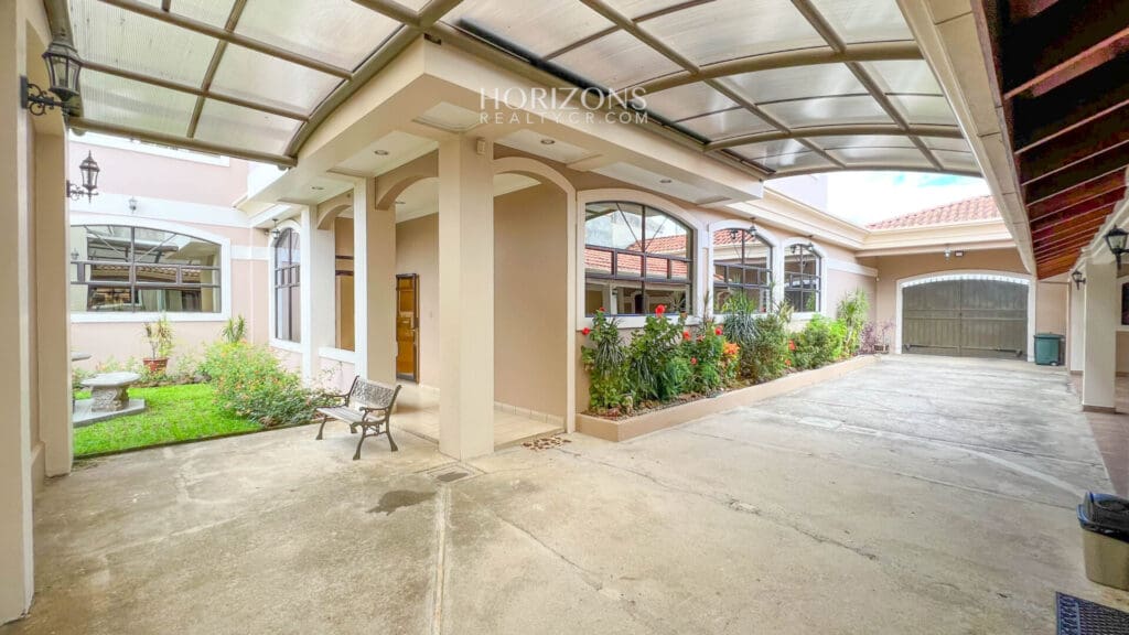 Edificio de Oficinas En Venta a 50 metros del TEC instituto tecnologico Cartago hrc25