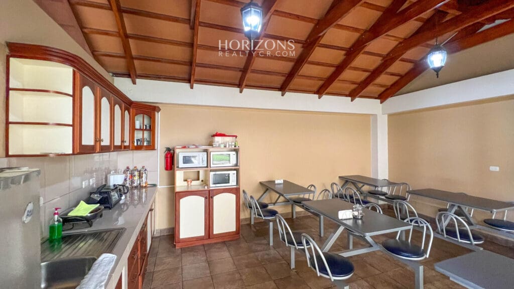 Edificio de Oficinas En Venta a 50 metros del TEC instituto tecnologico Cartago hrc25