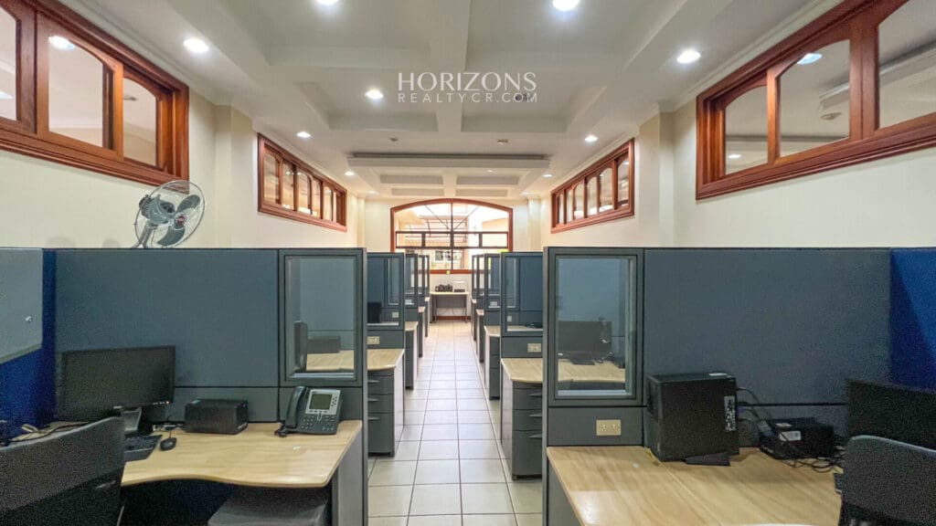 Edificio de Oficinas En Venta a 50 metros del TEC instituto tecnologico Cartago hrc25