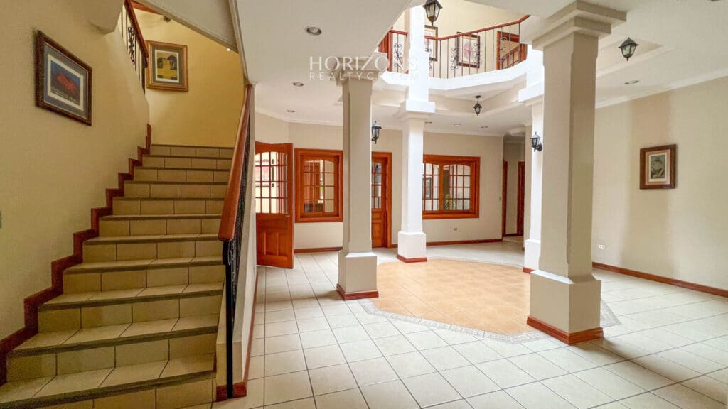 Edificio de Oficinas En Venta a 50 metros del TEC instituto tecnologico Cartago hrc25