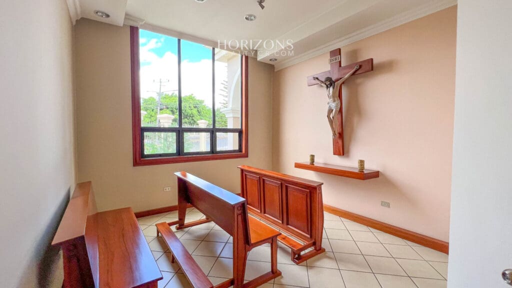Edificio de Oficinas En Venta a 50 metros del TEC instituto tecnologico Cartago hrc25