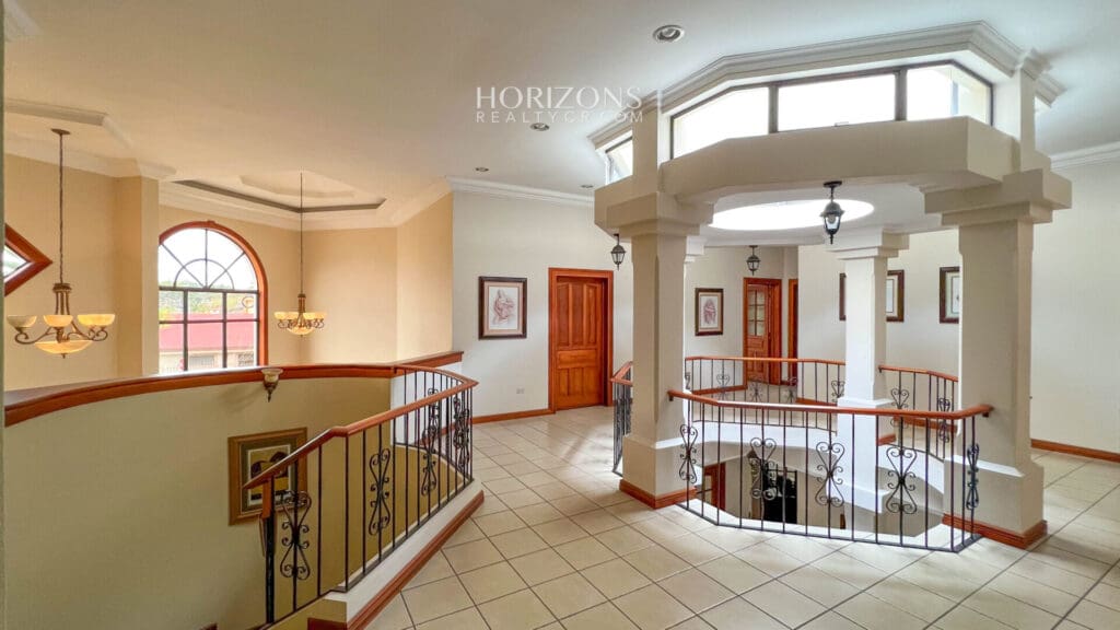 Edificio de Oficinas En Venta a 50 metros del TEC instituto tecnologico Cartago hrc25