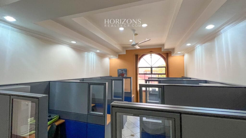 Edificio de Oficinas En Venta a 50 metros del TEC instituto tecnologico Cartago hrc25