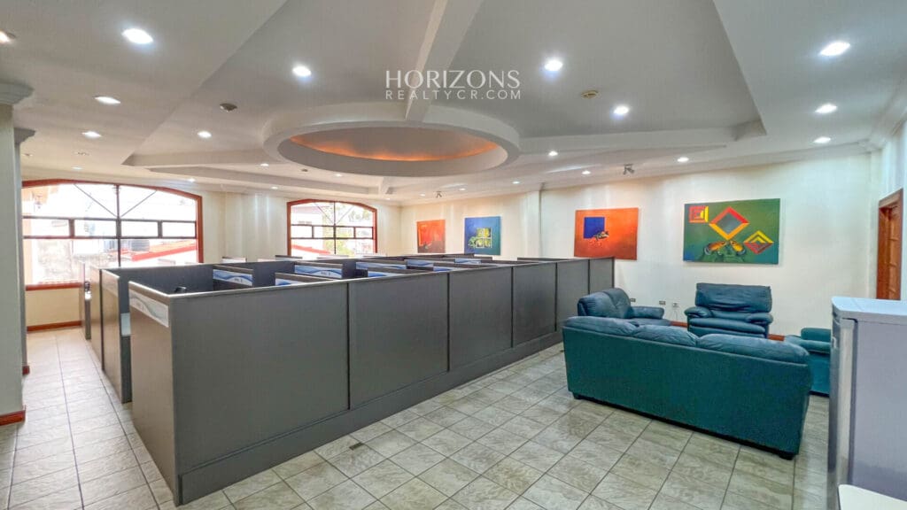 Edificio de Oficinas En Venta a 50 metros del TEC instituto tecnologico Cartago hrc25