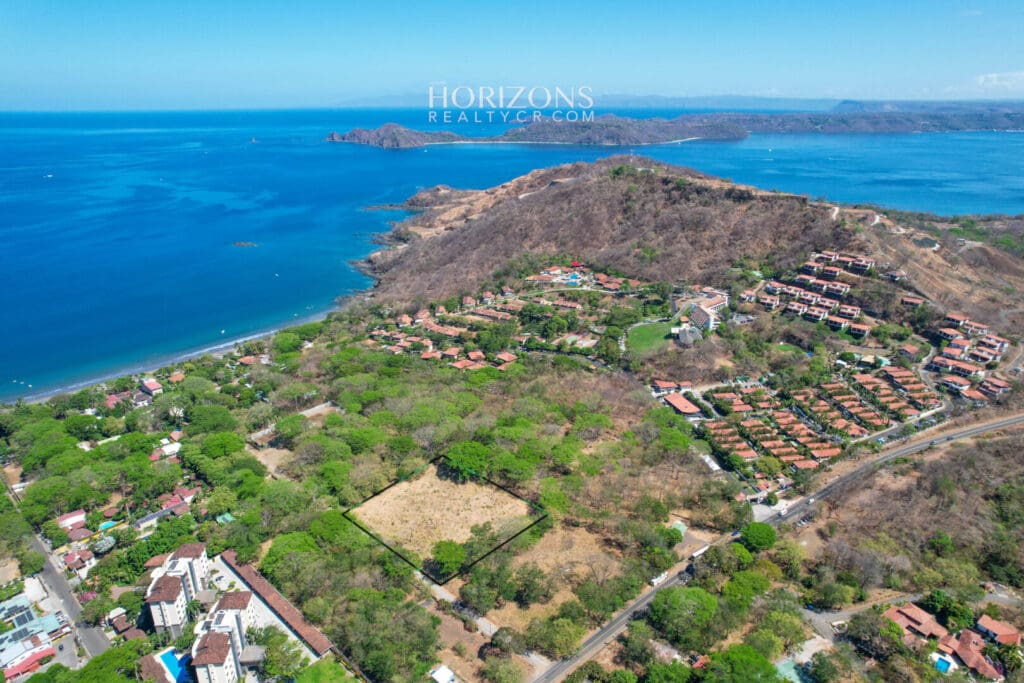 Terreno para Desarrollo de 9,707 m² en Playa Hermosa, Guanacaste – a 200 m de la Playa NJA1105