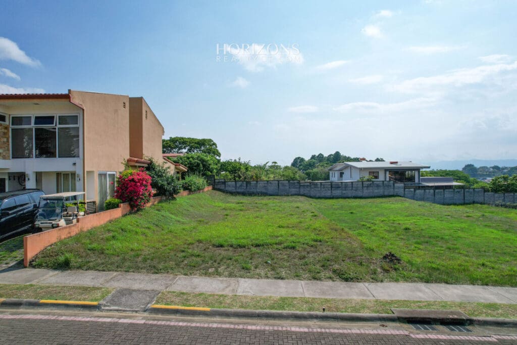 Lote de 509m2 en Venta en Condominio de La Guácima Topografía plana y construcción Libre nja1114