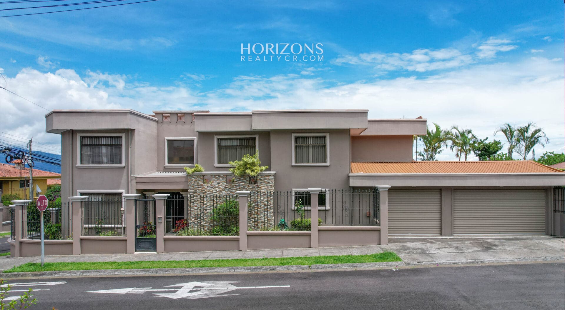 ¡En venta! Amplia Casa de 4 Dormitorios y Apartamento Independiente en Residencial 7 / Curridabat nja1116