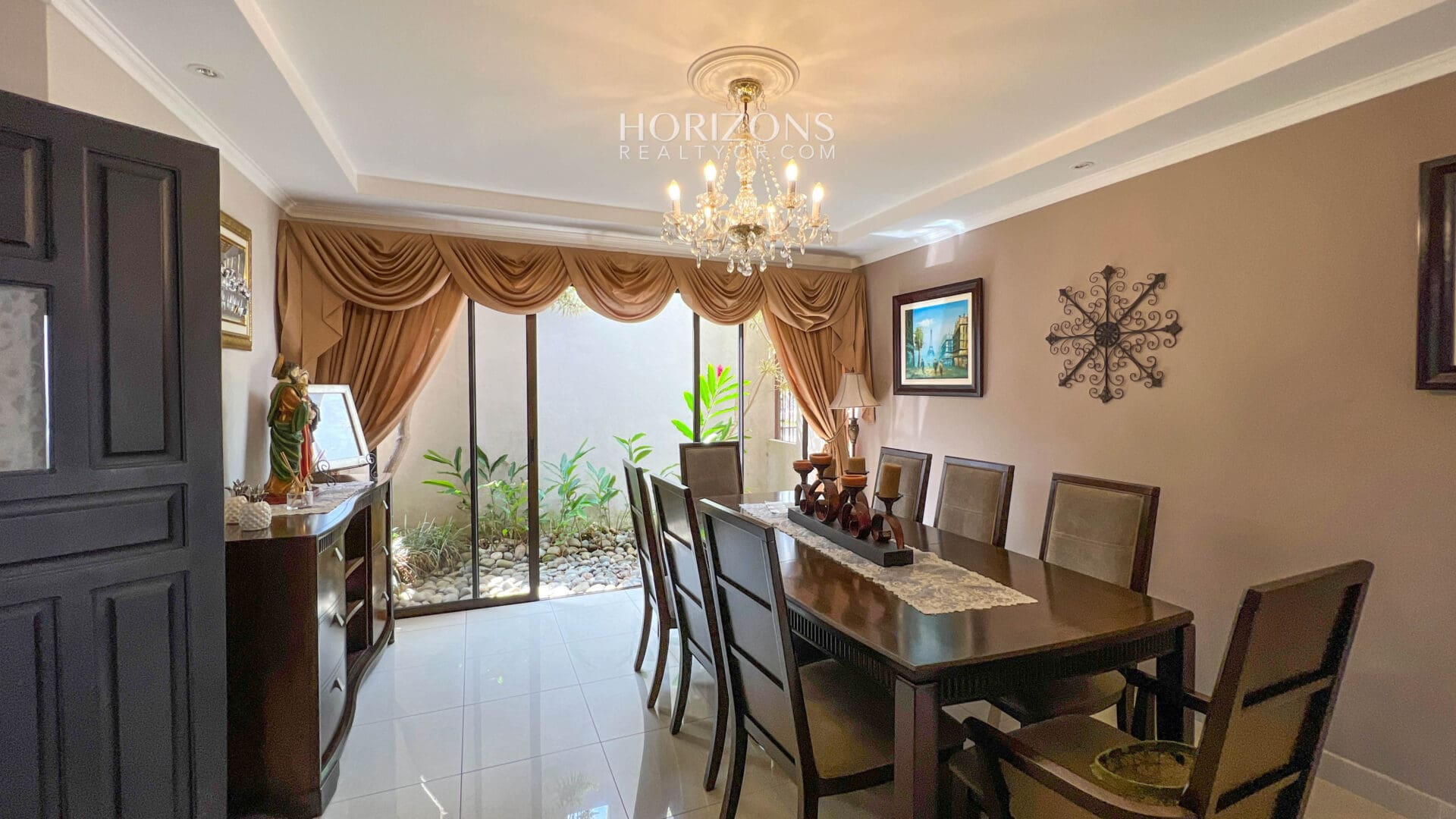 ¡En venta! Amplia Casa de 4 Dormitorios y Apartamento Independiente en Residencial 7 / Curridabat nja1116