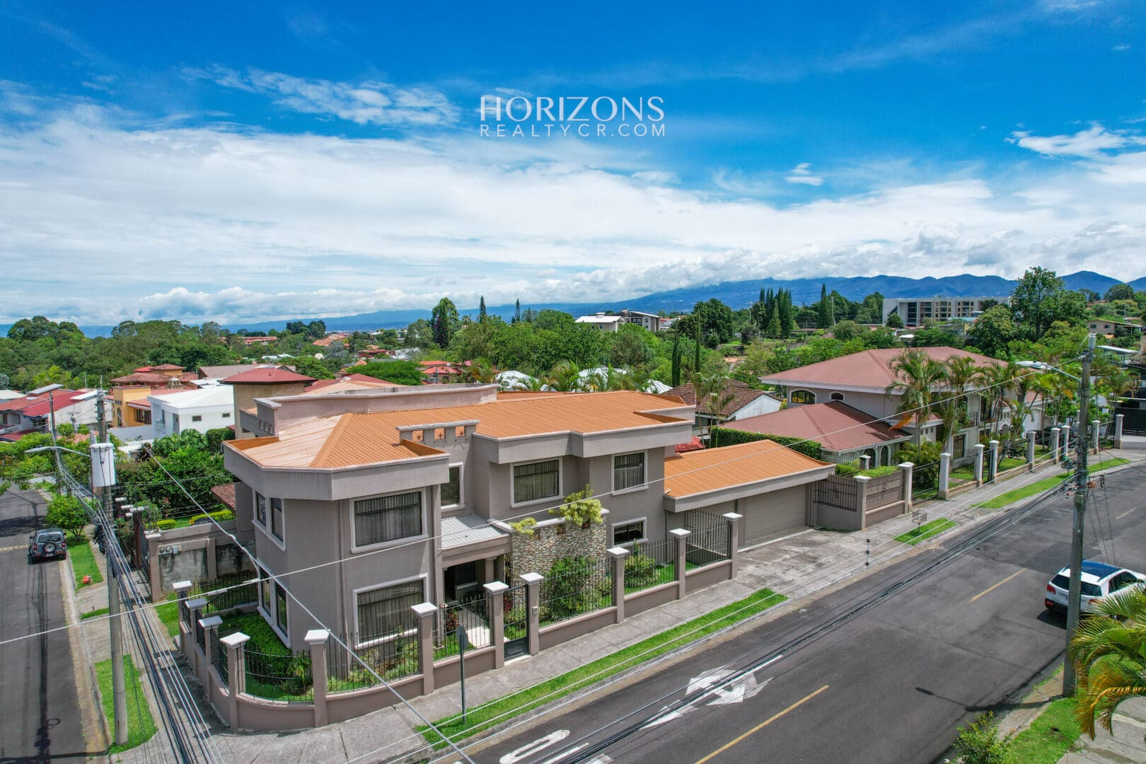 ¡En venta! Amplia Casa de 4 Dormitorios y Apartamento Independiente en Residencial 7 / Curridabat nja1116