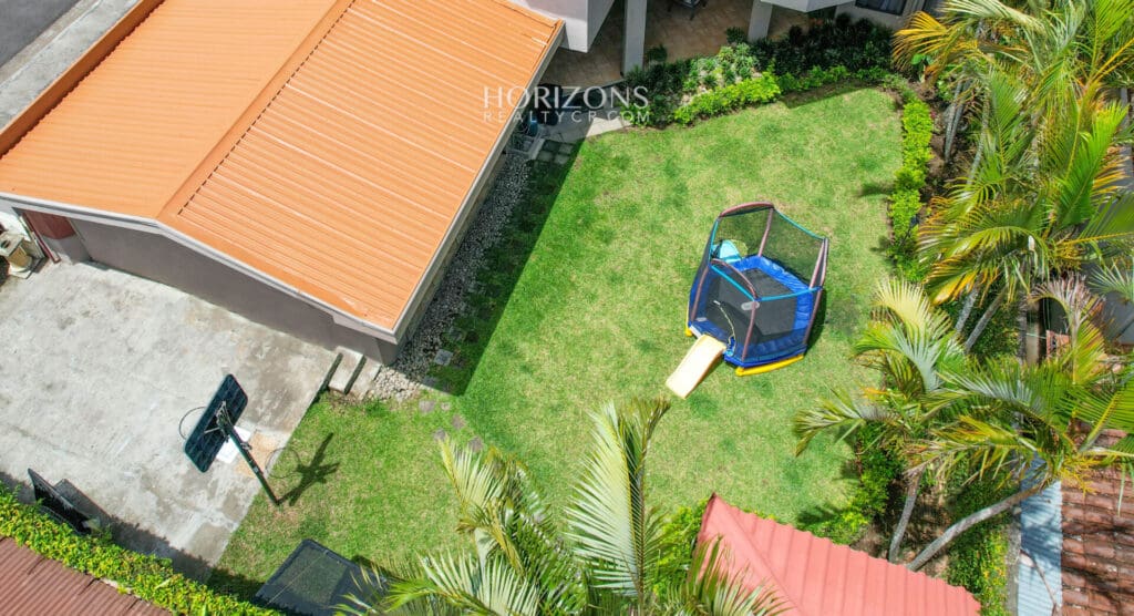 ¡En venta! Amplia Casa de 4 Dormitorios y Apartamento Independiente en Residencial 7 / Curridabat nja1116