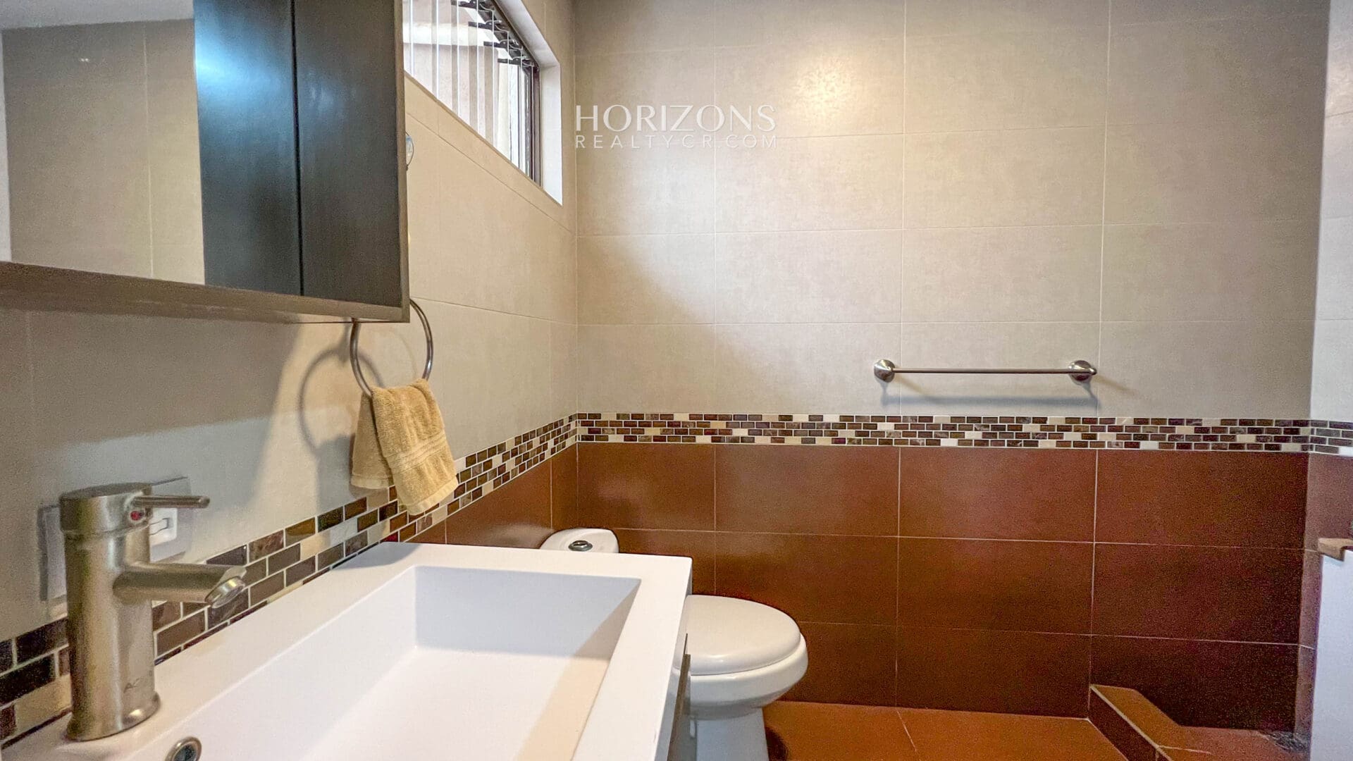 ¡En venta! Amplia Casa de 4 Dormitorios y Apartamento Independiente en Residencial 7 / Curridabat nja1116