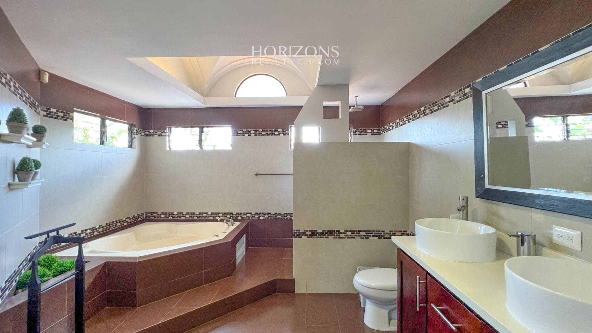 ¡En venta! Amplia Casa de 4 Dormitorios y Apartamento Independiente en Residencial 7 / Curridabat nja1116