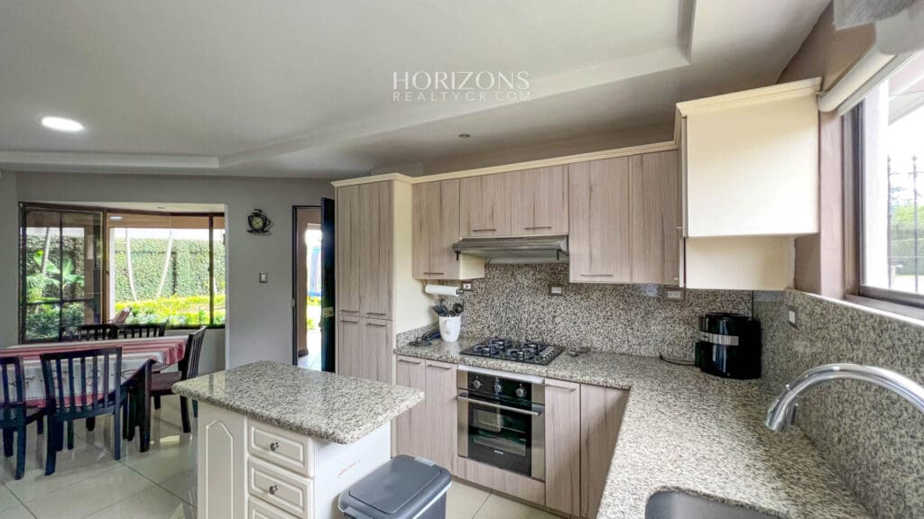 ¡En venta! Amplia Casa de 4 Dormitorios y Apartamento Independiente en Residencial 7 / Curridabat nja1116