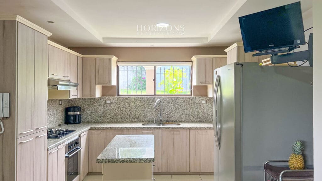 ¡En venta! Amplia Casa de 4 Dormitorios y Apartamento Independiente en Residencial 7 / Curridabat nja1116
