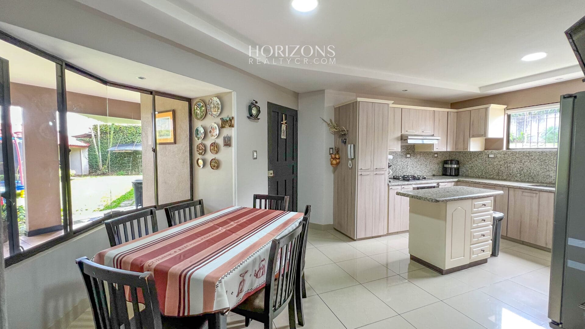 ¡En venta! Amplia Casa de 4 Dormitorios y Apartamento Independiente en Residencial 7 / Curridabat nja1116
