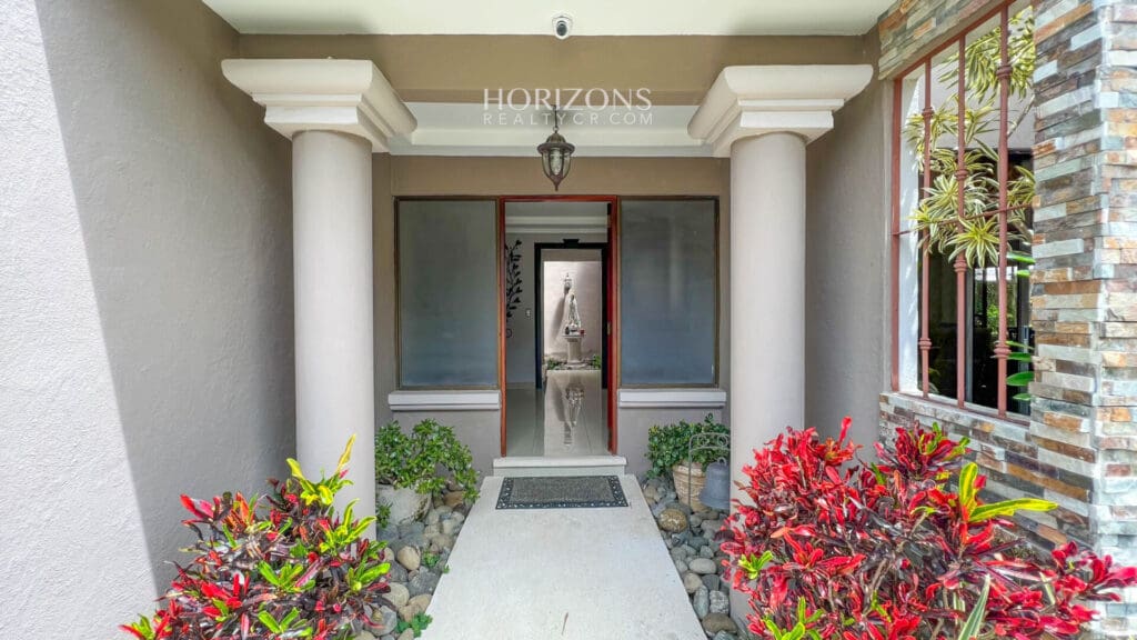 ¡En venta! Amplia Casa de 4 Dormitorios y Apartamento Independiente en Residencial 7 / Curridabat nja1116