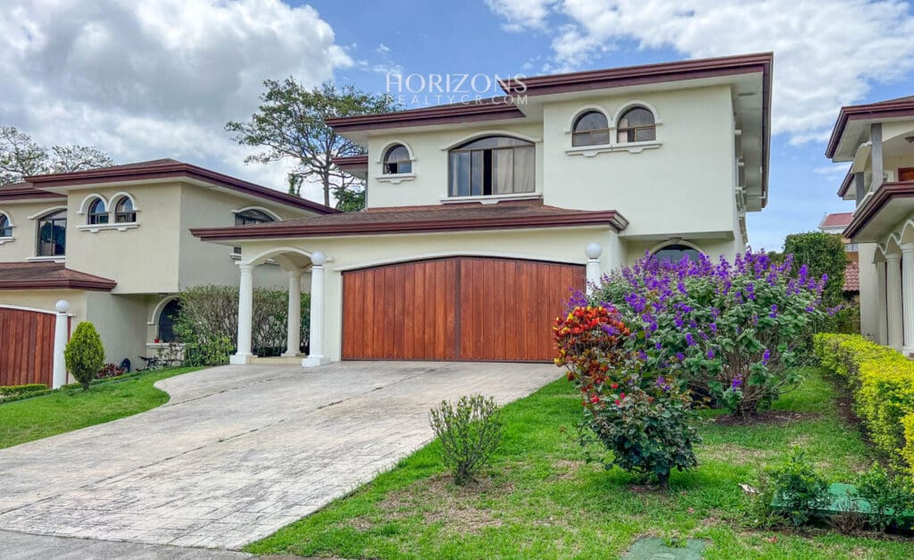 Casa En Venta 5 Dormitorios, 4 Parqueos Y Amplio Jardín En Condominio En Curridabat Nja1117