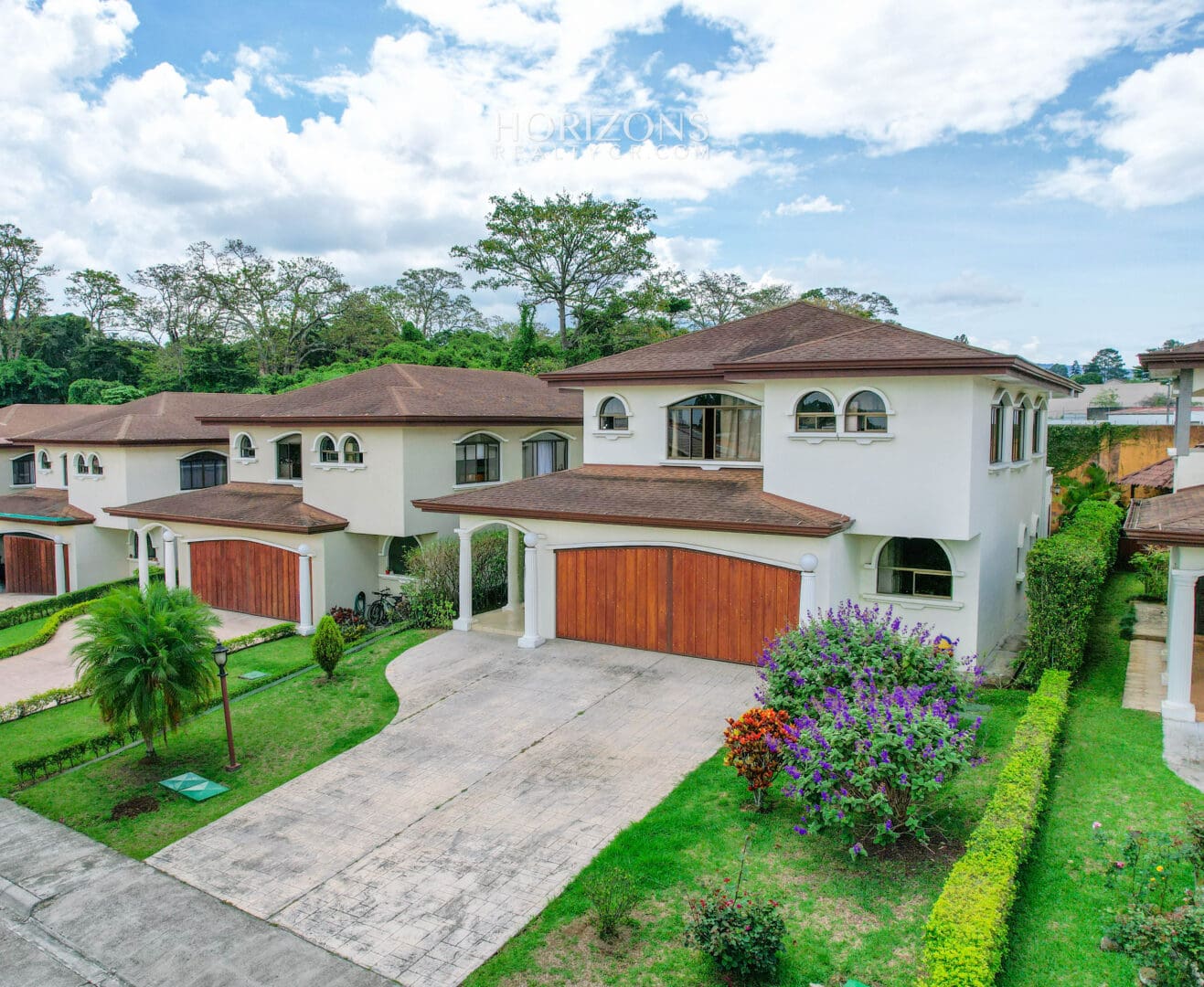 Casa en Venta 5 Dormitorios, 4 Parqueos y Amplio Jardín en Condominio en Curridabat nja1117