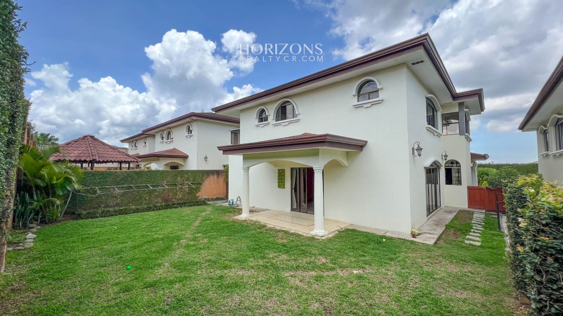 Casa en Venta 5 Dormitorios, 4 Parqueos y Amplio Jardín en Condominio en Curridabat nja1117