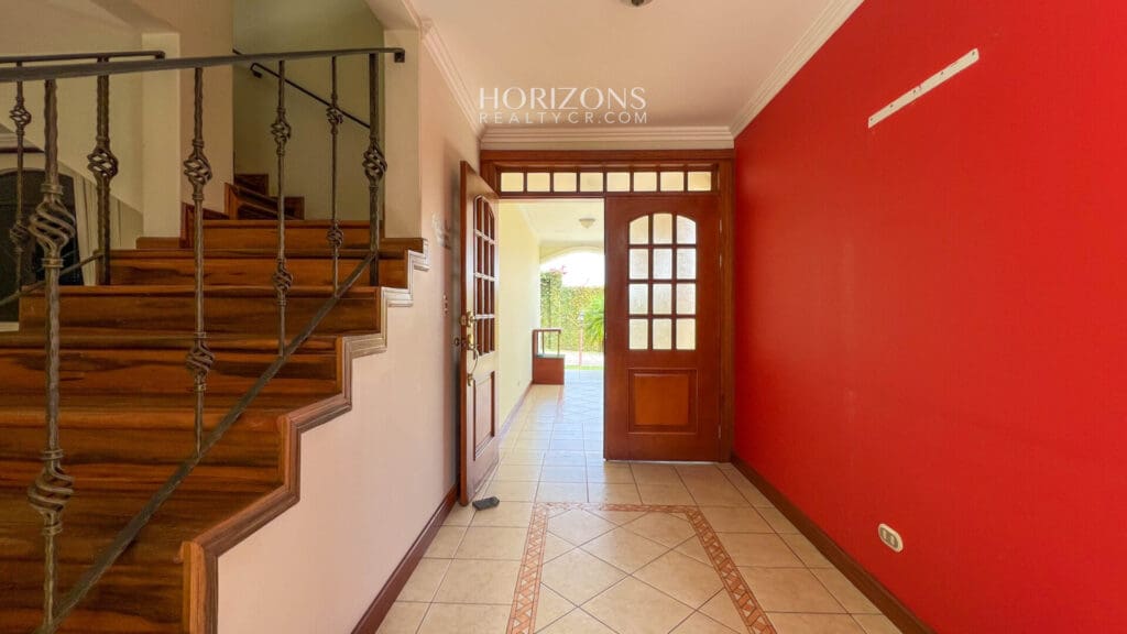 Casa en Venta 5 Dormitorios, 4 Parqueos y Amplio Jardín en Condominio en Curridabat nja1117