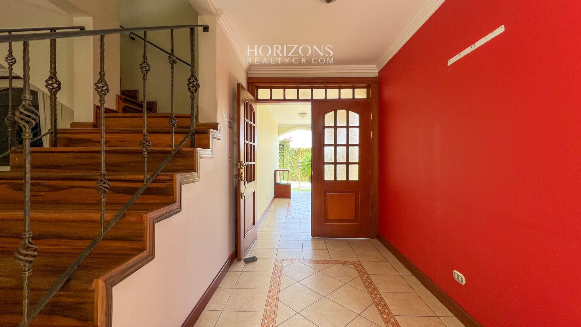 Casa en Venta 5 Dormitorios, 4 Parqueos y Amplio Jardín en Condominio en Curridabat nja1117