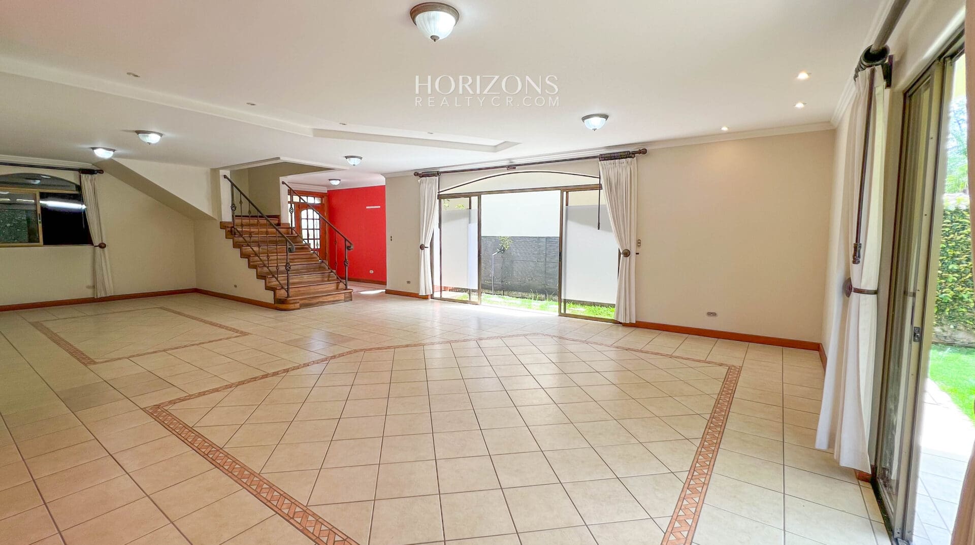 Casa en Venta 5 Dormitorios, 4 Parqueos y Amplio Jardín en Condominio en Curridabat nja1117
