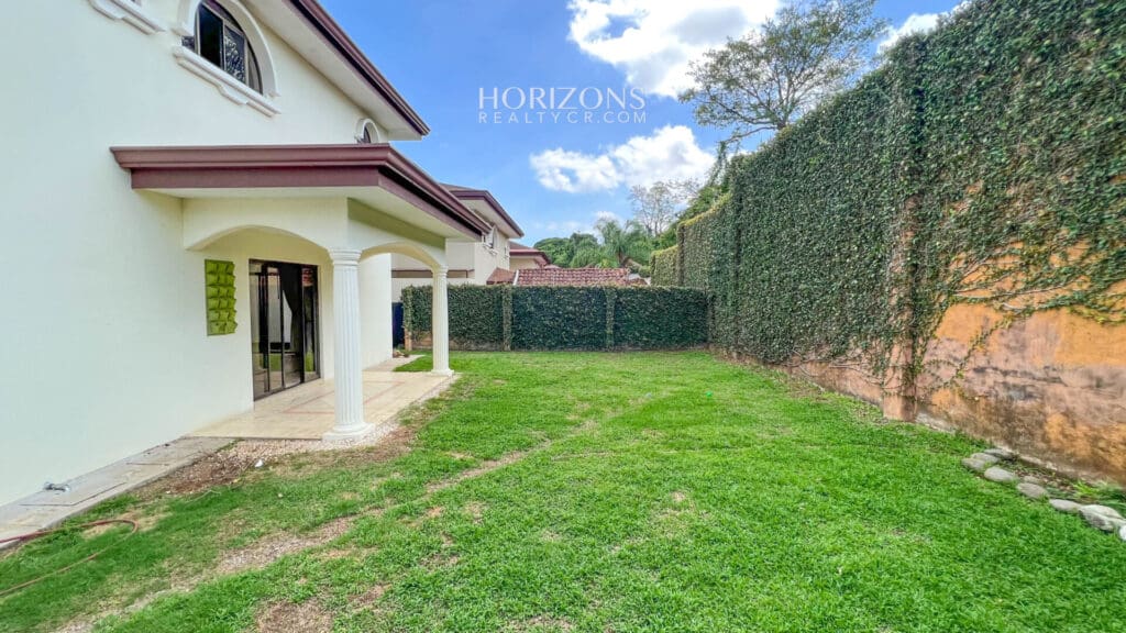 Casa en Venta 5 Dormitorios, 4 Parqueos y Amplio Jardín en Condominio en Curridabat nja1117