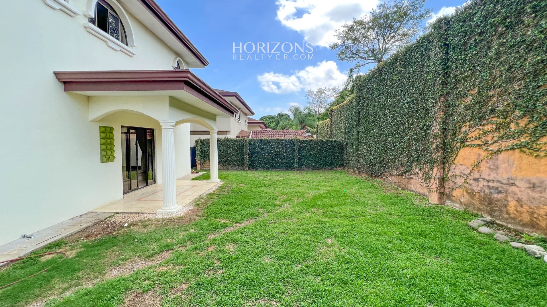 Casa en Venta 5 Dormitorios, 4 Parqueos y Amplio Jardín en Condominio en Curridabat nja1117