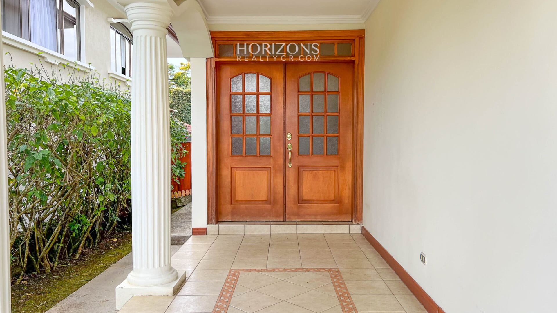 Casa en Venta 5 Dormitorios, 4 Parqueos y Amplio Jardín en Condominio en Curridabat nja1117